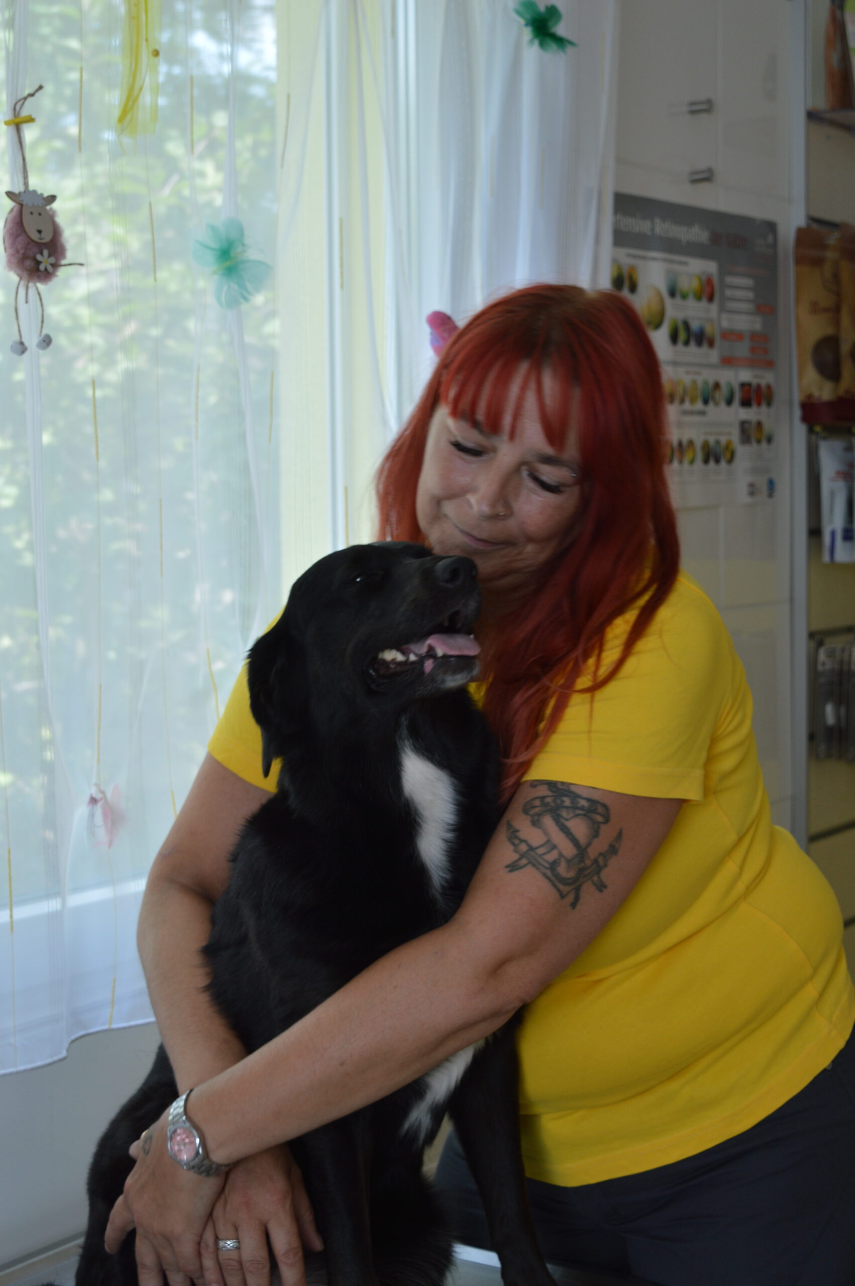 Assistentin mit einem schwarzen Hund